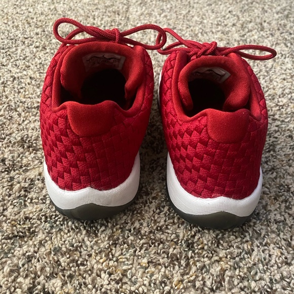 Jordan Future Low - gym red - youth 6.5 (8 in women’s) - Picture 4 of 7